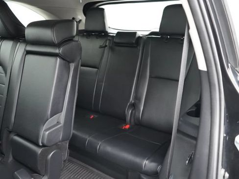 Used 2024 Toyota Highlander XLE AWD/4WD image 49