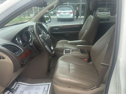 Used 2011 Chrysler Town & Country Touring-L w/ Entertainment Group #2 FWD image 9