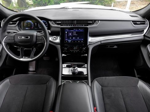 Used 2023 Jeep Grand Cherokee Altitude image 5