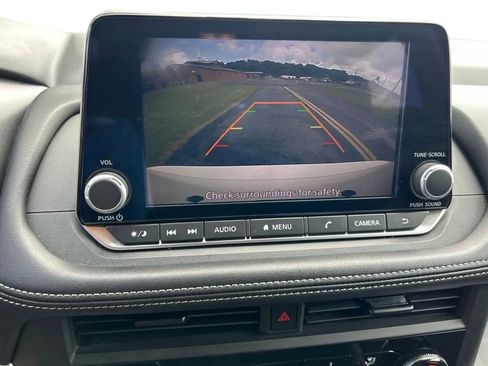 Used 2024 Nissan Rogue S FWD image 23