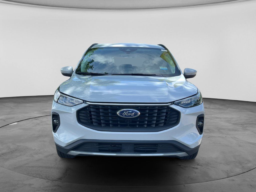 Used 2025 Ford Escape Platinum AWD/4WD image 2