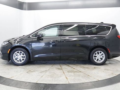Certified 2023 Chrysler Pacifica Touring-L FWD image 2
