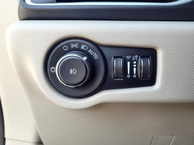 Used 2023 Chrysler Pacifica Touring-L FWD image 15