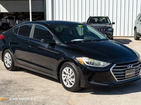 Used 2017 Hyundai Elantra SE image 3