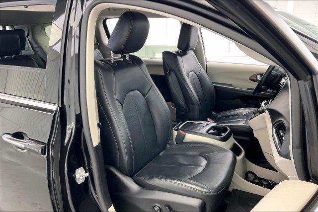 Used 2019 Chrysler Pacifica Touring-L Plus w/ Advanced Safetytec Group FWD image 7