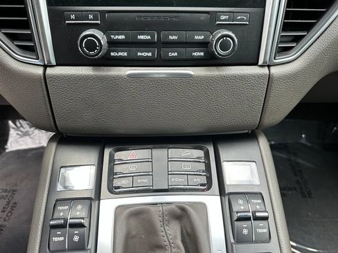 Certified 2018 Porsche Macan AWD/4WD image 31