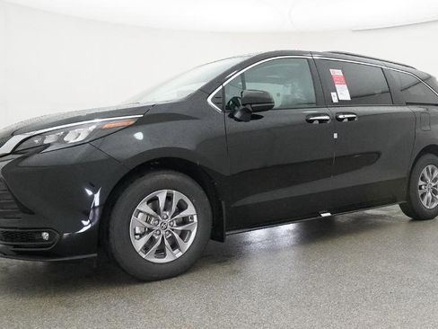 New 2026 Toyota Sienna XLE FWD image 17