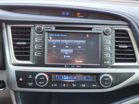 Used 2017 Toyota Highlander XLE AWD/4WD image 19