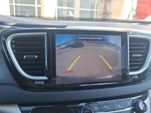 Used 2023 Chrysler Pacifica Touring-L image 25