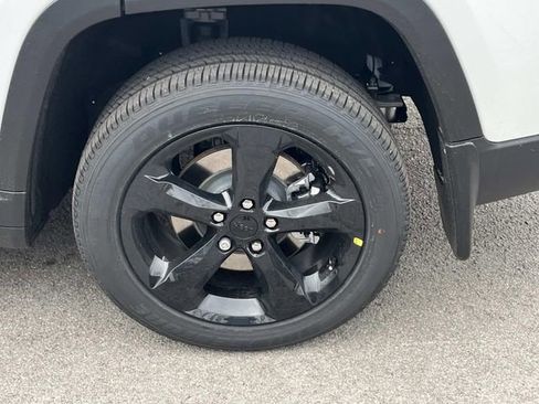 New 2025 Jeep Grand Cherokee L Laredo image 11