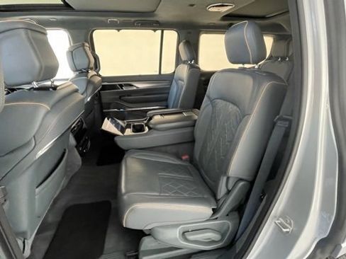 Used 2023 Jeep Grand Wagoneer Series III image 40
