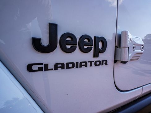 Used 2021 Jeep Gladiator Willys image 8