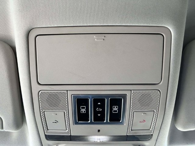 Used 2018 Land Rover Discovery HSE AWD/4WD image 30