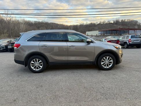 Used 2017 Kia Sorento AWD w/ LX V6 Convenience Package image 4