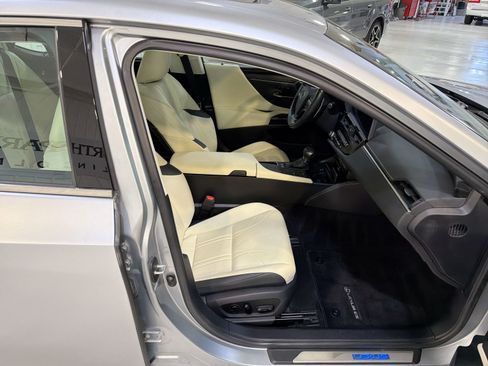 Used 2022 Lexus ES 300h Ultra Luxury image 29