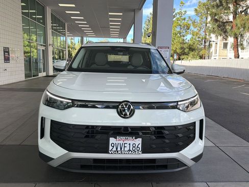 Certified 2025 Volkswagen Tiguan SE w/ Panoramic Sunroof Package image 8