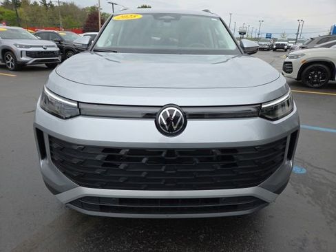 Used 2025 Volkswagen Tiguan SE AWD/4WD image 2
