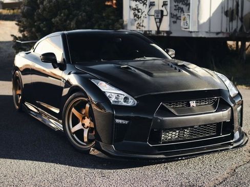 Used 2019 Nissan GT-R Premium w/ Premium Interior Package AWD/4WD image 2