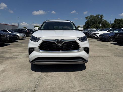Used 2023 Toyota Highlander Platinum FWD image 2