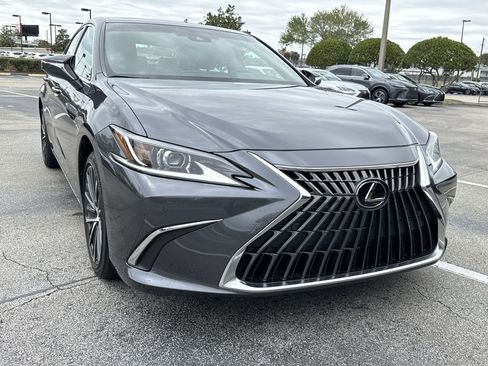 Used 2025 Lexus ES 350 w/ Premium Package image 12