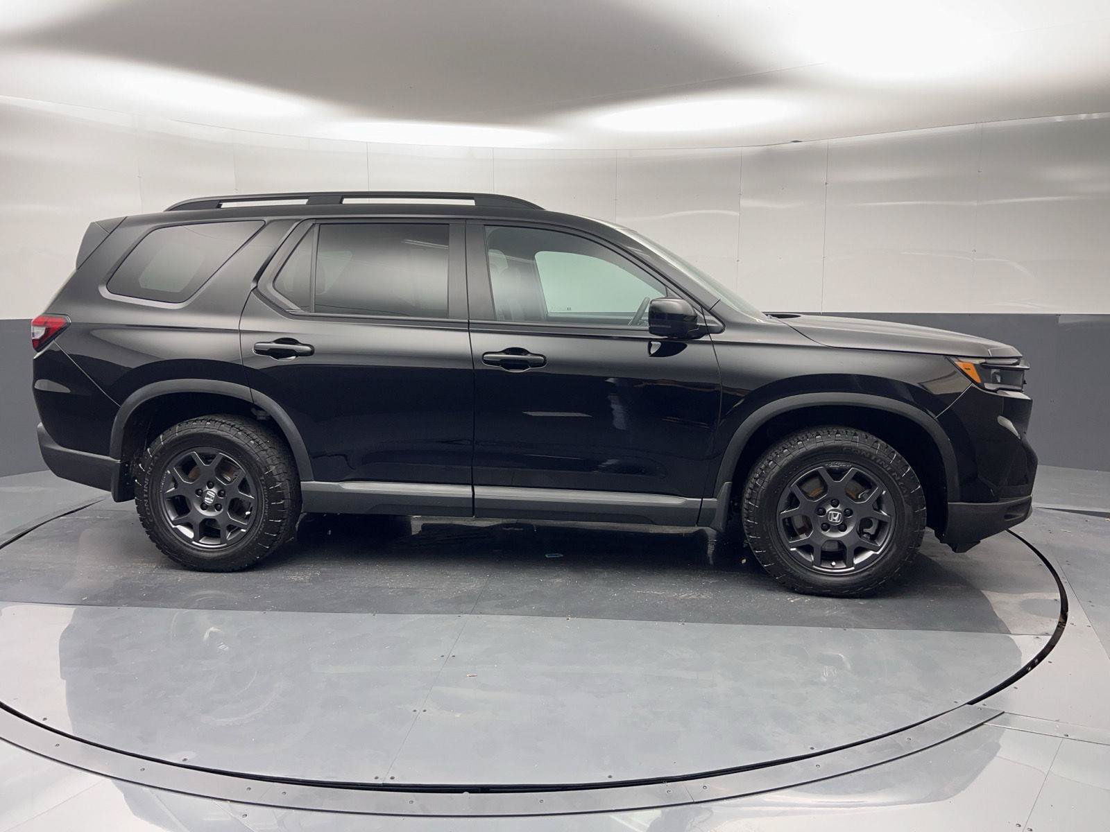 Used 2025 Honda Pilot TrailSport image 37