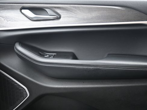 Used 2022 Jeep Grand Cherokee Limited image 28