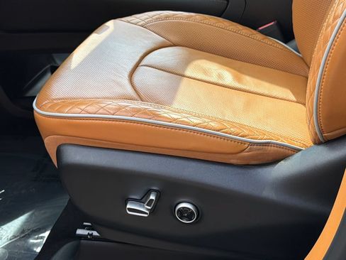 Used 2023 Chrysler Pacifica Pinnacle FWD image 21