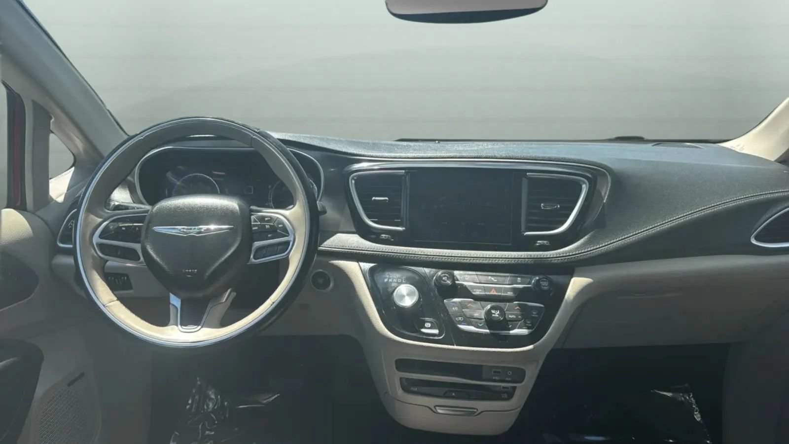Used 2017 Chrysler Pacifica Limited FWD image 11