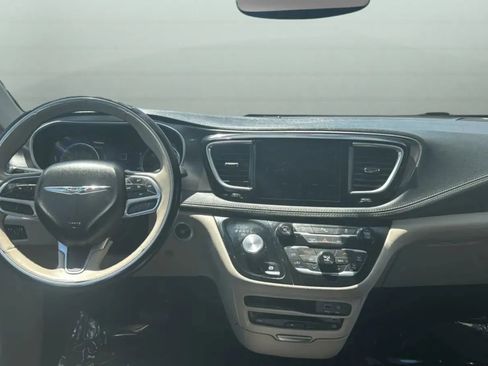 Used 2017 Chrysler Pacifica Limited FWD image 11