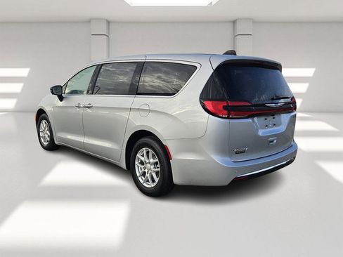 New 2026 Chrysler Pacifica Select image 3