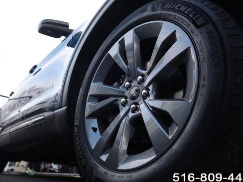 Used 2022 Ford Explorer XLT w/ Equipment Group 202A image 6