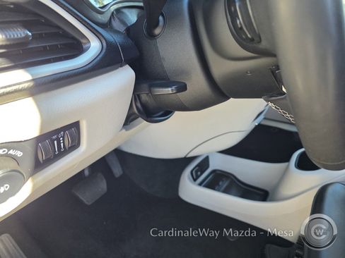 Used 2023 Chrysler Pacifica Touring-L image 16