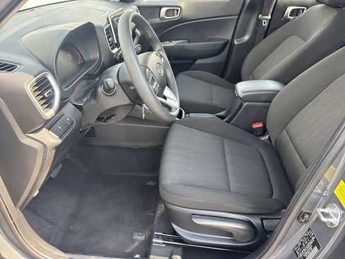 Used 2025 Hyundai Venue SE FWD image 9