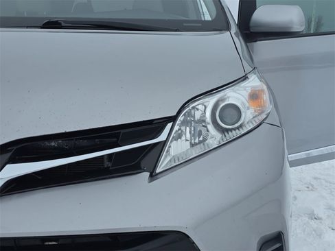 Used 2018 Toyota Sienna L image 32