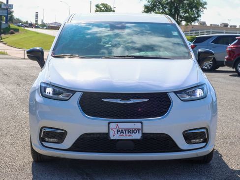 Used 2024 Chrysler Pacifica Touring-L FWD image 2