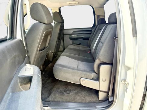 Used 2011 Chevrolet Silverado 2500 LT w/ Interior Plus Package AWD/4WD image 17