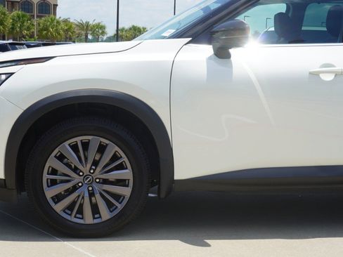 Used 2024 Nissan Pathfinder SL w/ SL Premium Package FWD image 11
