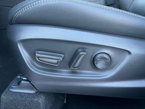 Used 2026 Toyota Corolla Cross XLE w/ Convenience Package image 19