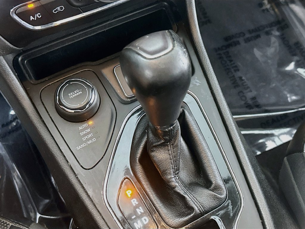 Used 2019 Jeep Cherokee Limited AWD/4WD image 34