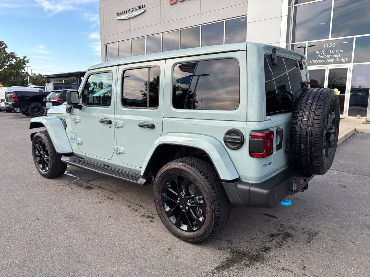 Used 2023 Jeep Wrangler Unlimited Sahara w/ Cold Weather Group AWD/4WD image 6
