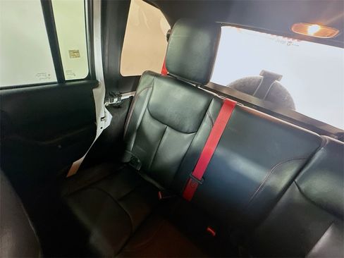 Used 2018 Jeep Wrangler Unlimited Rubicon image 12