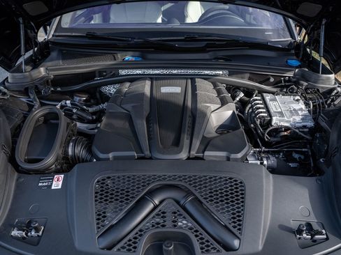 Certified 2026 Porsche Macan S image 17