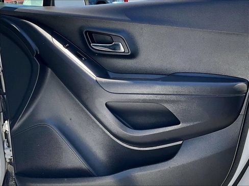 Used 2018 Chevrolet Trax LT w/ LT Convenience Package AWD/4WD image 12