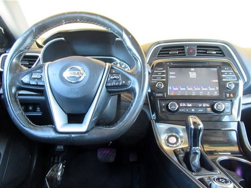 Used 2016 Nissan Maxima Platinum w/ Interior Lighting Package image 17