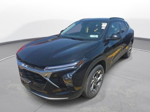 Used 2025 Chevrolet Trax LT w/ LT Convenience Package FWD image 2