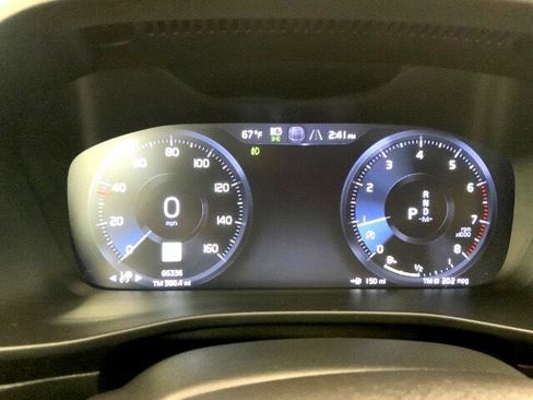Used 2020 Volvo XC40 T5 R-Design image 23