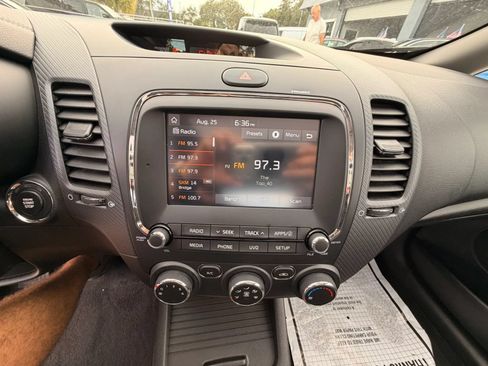 Used 2018 Kia Forte S w/ S Technology Plus Package FWD image 19