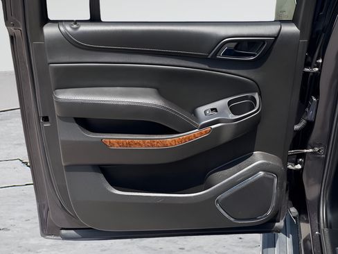 Used 2015 Chevrolet Suburban LTZ RWD image 34
