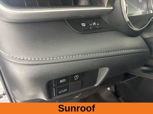 Used 2025 Toyota Highlander XLE AWD/4WD image 9