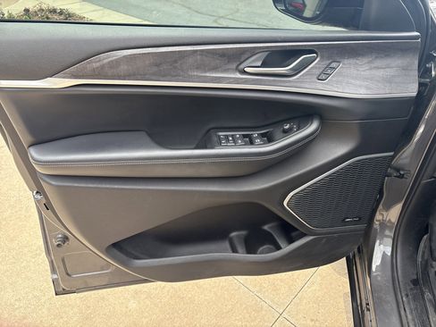 Used 2021 Jeep Grand Cherokee L Limited AWD/4WD image 2